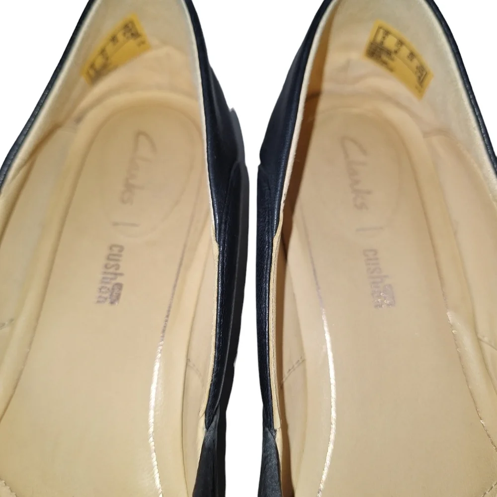 Clarks Pure Tone Sz 7.5 Black Leather Cushioned Slip On Comfy Flats Loafers Shoe